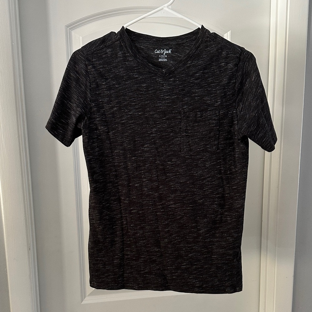 Boys cat and jack v neck tee black L 12/14